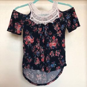 🍍4/$20🍍 Cold shoulder floral dressy shirt